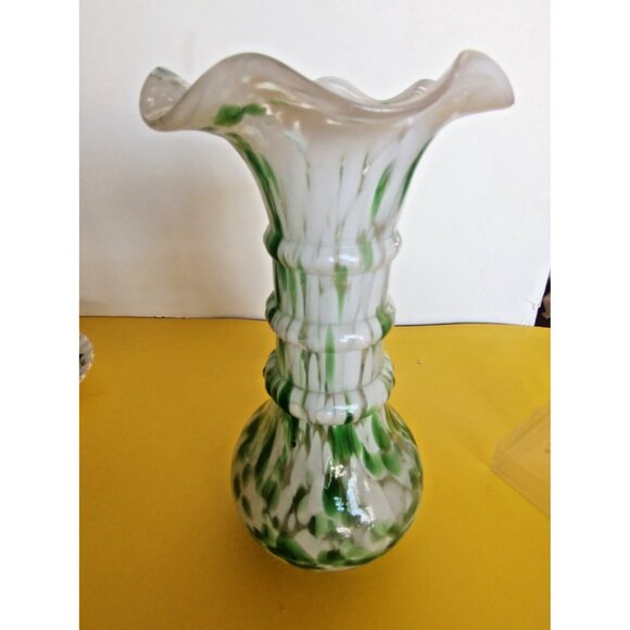 Vintage Murano Green & White Art Glass Hand blown ribbed mottled design vase 8" - Picture 8 of 12
